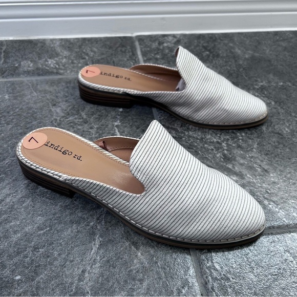 NWOB Indigo Rd Cream and Grey Stripe Mule Flats Size 7 Fall Neutral Almond Toe - Picture 2 of 12